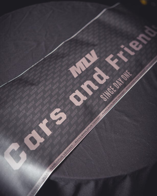 CARS AND FRIENDS TUULILASIBANNERI